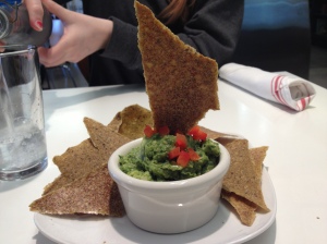 Spinach guacamole with corn chips